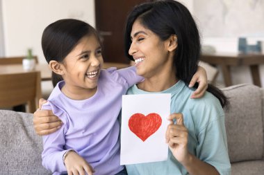 Küçük kız ve annesi aile tatilini birlikte kutluyorlar. Sevimli kız anne için sürpriz hazırlar, onu doğum günüyle ya da el yapımı kartpostalla mutlu anneler günüyle karşılar. Hayat olayları, bağ