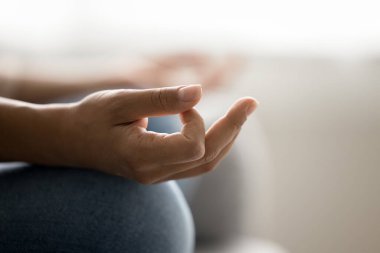 Huzur ve iç huzuru. Yakın mesafeden kesilmiş genç bir Yogi kadın eli meditasyon yogasında parmaklarını Mudra işaretinde tutuyor. Maneviyat, sağlıklı yaşam tarzı, stres atma kavramı. Boşluğu kopyala