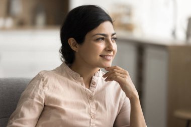 Gelecek için planlarla dolu. Oldukça sağlıklı bir milenyum kadını portresi. Evinde, kanepede dinleniyor. Huzurlu bir gülümsemeyle, tatilde rüya görmeyi planlayan olumlu düşünceler içinde kayboluyor. Boşluğu kopyala
