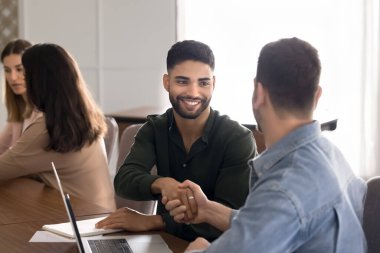 Arap iş adamı iş arkadaşı ya da iş arkadaşı olarak el sıkışıyor, birlikte çalışıyor, gülümsüyor, karşılıklı saygı gösteriyor, ortaklık kuruyor, işbirliği projesinin başlangıcını kutluyor. Anlaşma onayı