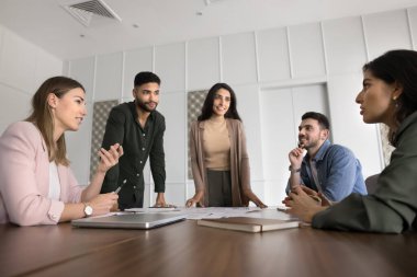 Konferans masasının etrafında toplanmış beyin fırtınası yapan odaklanmış bir ekip. Belgeler, takım arkadaşı ekspres noktası, çözüm ya da fikir, karar verme mekanizması, veri analizi ve işbirliğinde yer alıyor.
