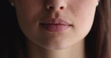 Farklı kişiliklerdeki alt yüz kısımları, farklı yüz yapılarına sahip çok ırklı insanlar, ten renkleri, ifadeler. Farklı genç kadın ve erkekler, değişen görüntüler, yakın görüş. Cilt