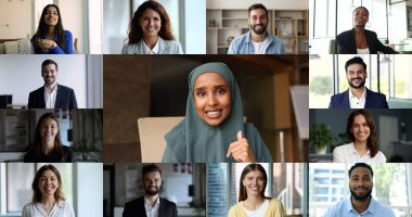 Başörtülü genç İslamcı iş kadını konuşma yapmak için çok kültürlü takım arkadaşları, müşteriler, ortaklar, ortak görüş, resmi sanal toplantıda fikirler, kolaj görüşü ile iş dünyasının video görüşüne katılıyor