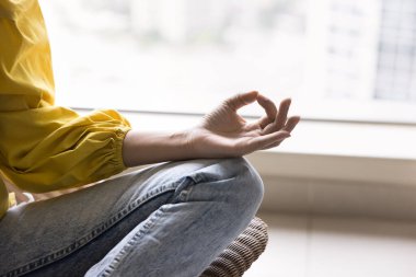 Kapalı görüşlü kadın Lotus pozisyonunda oturur meditasyon yapar, farkındalık artar, zor durumlarda sakin kalır, duygusal refah için sağlıklı yaşam alışkanlıkları edinir.