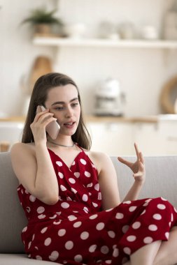 Destekleyici çağrı. Odaklanmış kadın kanepede oturmuş arkadaşlarıyla telefonda konuşuyor. Haberleri tartışıyorlar. Önerileri öneriyorlar, sorunlara çözüm öneriyorlar.