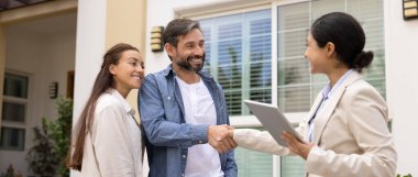 Mutlu aile çifti ve emlakçı kadın el sıkışıyor, kira için kalacak yer arıyor, ev alıyor, iş bitiriyor, başarılı bir daire arıyor, ipotek onayı alıyor. Sancak vuruşu