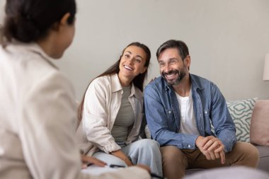 Neşeli evli çift, sağlık sigortası acentesi, kadın profesyonel, danışman, danışman, gülümseme, gülme, anlaşma şartlarını tartışma