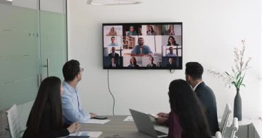 Çeşitli iş adamları ve paydaşlar, modern teknoloji ve video çağrı uygulaması kullanılarak ortak işyeri meselelerini tartışmak üzere sanal toplantıya katılırlar. İş iletişimi, müzakere olayı