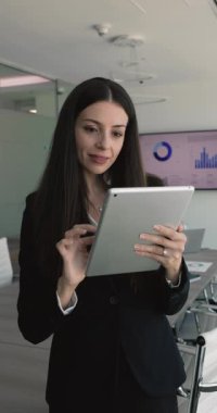 İnternette dijital tablet kullanan, yazışmaları kontrol eden, e-posta yoluyla işle ilgili sorunları çözen, iş raporlarını inceleyen, üretken işler yapan ya da uzaktan iletişim kuran güzel bir iş kadını.