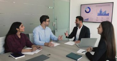 İki çok ırklı işadamı toplantı sırasında ya da şirket konferans odasında el sıkışıyor. Takım karar vermek için bir araya geldi. Yeni profesyonel bir ilişki kurmak için. Ortaklık