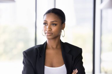 Resmi ceket giymiş dalgın Afrikalı iş kadını portresi kenara bakıyor ve düşünüyor, yeni başlangıç fikirleri veya fırsatlar üzerine kafa yoruyor, proje başarısı, kariyer büyümesi ve promosyonu.