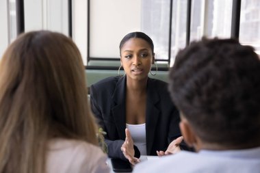 Afrika 'nın yetenekli finans danışmanı, banka ofisinde tanıştığı genç evli çifte danışmanlık yapıyor. Kadın başvuru sahibi iş görüşmesini geçiyor, soruları iki İK yöneticisinin önünde cevaplıyor.