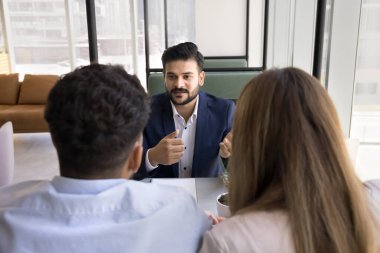Bankadaki toplantı sırasında takım elbise danışmanı çiftler için Hint mali danışmanı. Erkek başvuru, boş kadro adaylığı iş görüşmesini geçmek, soruları cevaplamak, İK yöneticilerinin önünde oturmak.