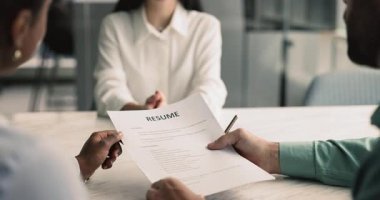 Çok ırklı İK ekibi Latin iş adayı kadınlarla görüşüyor. Genç iş kadını personel yöneticileriyle konuşuyor, iş deneyimi, beceriler, başarılı projeler hakkında konuşuyor.