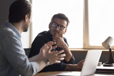 Bin yıllık stil sahibi iş adamı danışmanlık uzmanı. Patronun, iş arkadaşının, akıl hocasının profesyonel tavsiyelerini dinliyor. İş arkadaşları ofis masasında toplanır, konuşurlar.