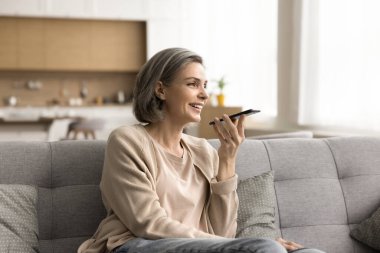 Şirket yöneticisinden planlama toplantısındaki çalışanlara. Takım lideri talimat veriyor, görevleri, takım çalışmasını, satışları tartışıyor. Ofis çalışanları iş eğitiminde koçu dinliyor.