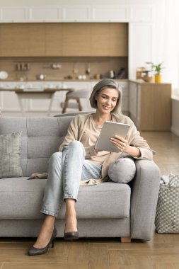 Kendine güvenen yakışıklı bin yıllık iş adamı takım toplantısında iş arkadaşlarıyla konuşuyor, proje fikirlerini paylaşıyor, çalışanlarla konuşuyor, masada oturuyor, beyin fırtınası yapıyor.