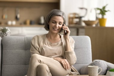 Ciddi yakışıklı genç proje lideri ekiple konuşuyor, fikirler sunuyor, iş planı, strateji tartışıyor, çalışanlarla beyin fırtınası yapıyor. Danışman, koç sunum dersi