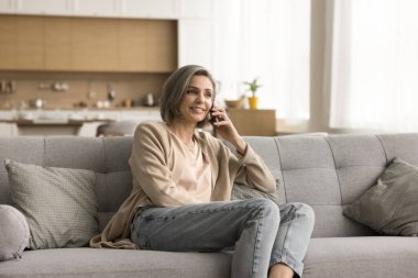 Farklı yaşlardan iş arkadaşları toplantı masasında konuşuyor, takım lideri konuşmasını dinliyor. Patron, çalışma grubuna brifing hakkında talimat veriyor. Şirket akıl hocası, koç ofiste eğitim veriyor.