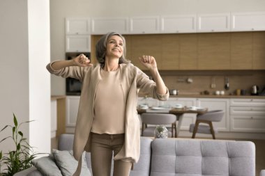 Ciddi stil sahibi erkek koç bir grup çalışana ve stajyere atölye çalışması veriyor. Patron personelle, çalışanlarla, yöneticilerle beyin fırtınası toplantısında konuşuyor, işbirliği için motive ediyor.