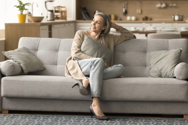 İki neşeli iş ortağı çalışma masasında konuşan başarılı bir başlangıç projesini tartışıyor, gülümsüyor, gülüyor. İş birliğinden zevk alan kendinden emin erkek meslektaşlar