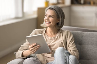 Çok çeşitli iş arkadaşları ofis ortaklarıyla komik yaratıcı fikirleri tartışıyor, gülüyor, eğleniyorlar. Mutlu farklı yaştaki iş arkadaşları beyin fırtınası yapıyor.