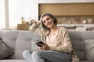 Olumlu kıdemli iş kadını toplantı masasındaki meslektaşıyla tokalaşıyor, kariyer büyümesi için tebrik ediyor, başarılı bir fikir, kağıt pazarlama raporu için titriyor, gülümsüyor.