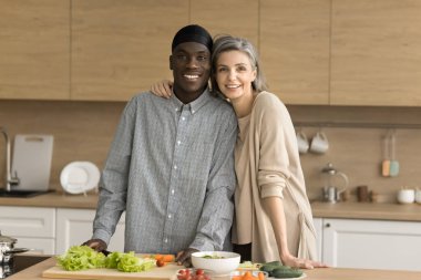 Laptop 'ta proje üzerinde birlikte çalışan iki mutlu iş arkadaşı, ekrana bakıyorlar, iyi haberler alıyorlar, video konuşmaları yapıyorlar, internet üzerinden başarılı bir projenin sunumunu izliyorlar.