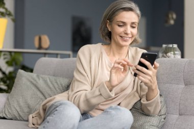 Pozitif kıdemli akıl hocası kadın çalışanları eğitti, stajyerleri eğitti, personelle güldü, konferans masasında şakalaştı. Farklı yaştaki mutlu meslektaşlardan oluşan ekip buluşmada beyin fırtınası yapıyor.