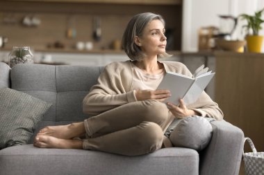 Genç iş kadını yaşlı meslektaşı, akıl hocasıyla kağıt pazarlama raporunu tartışıyor. Çalışma masasında laptopla konuşuyor. Kıdemli öğretmen stajyeri. İki iş arkadaşı iş yerinde konuşuyor.