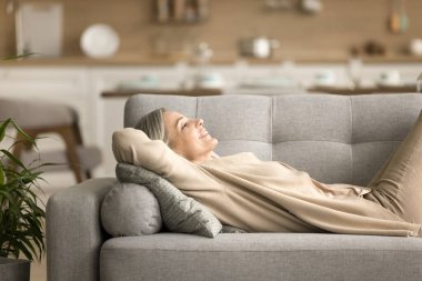 Bir grup çalışan ofis toplantı odasında toplanıp, iş projesini tartışıyor, beyin fırtınası yapıyor, fikirler sunuyor, kıdemli bayan patronla, iş lideriyle, akıl hocasıyla konuşuyor.