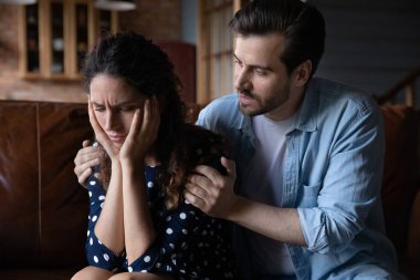 Mutsuz bir kadını kucaklayan, teselli eden ya da özür dileyen, depresyonda hisseden, ilişki problemlerini düşünen, kocasını seven, kavga üstüne kavga eden, kavga eden bir adam.