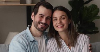 Aşırı mutlu, çok uluslu, birbirine aşık genç ve son sınıf çiftler, evde birlikte vakit geçirip, kamera önünde poz vermek, yakın çekim, kolaj manzarası. Romantik ilişkiler, ahenkli ilişkiler, mutlu evlilikler.