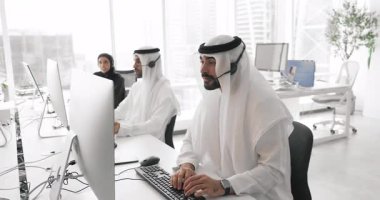Arapça satış temsilcilerinden oluşan bir grup uzaktan kumandalı konuşma giyer, ürün sunumları yapar veya video görüşmeleri veya internet sohbetleri yoluyla müşterilerle iş birliği yapar. Müşteri destek hizmetleri iş akışı