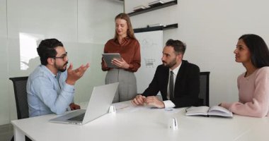 30 'lu yaşlardaki genç Arap işadamları toplantı masasında toplanarak pazarlama kampanyası, veri analizi, kurumsal hedef ve stratejileri tartıştılar. Eğitim, müzakereler