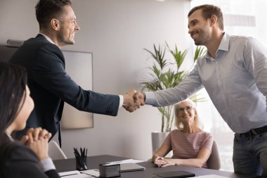 İşbirliği, başarılı bir iş anlaşması ya da pazarlıklar. İki bin yıllık iş ortakları resmi toplantı sırasında el sıkışıyorlar, resmi bir anlaşma yapıyorlar, ortaklık kuruyorlar.