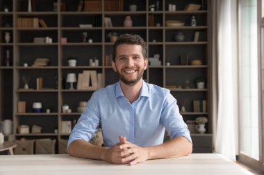 Gülümseyen, kendinden emin erkek vlogger etkeni iş çalıştırıcı eğitmeni iş arayan ev ofisten ya da stüdyo masasından kamera görüntülerine bakın.