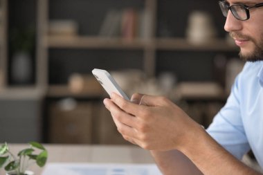 Dijital çağda iletişim. Yakın mesafeden vurularak öldürülen genç işadamı öğrenci cep telefonu tutma cihazıyla mesajlaşıyor. Sosyal ağ kurma, bağlı kalma kavramı. Boşluğu kopyala