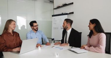 Dört çok uluslu profesyonel takım üyesi başarılı ve dost canlısı bir iş görüşmesinde el sıkışma, anlaşma jesti, işbirliği, nihai anlaşma. Takım çalışması, güven oluşturma, saygı.