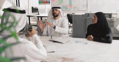 Orta Doğulu ekip, mali yatırım fırsatları veya ortaklıkları göz önüne alarak konferans odasında toplanan projeyi tartıştı, ilerlemeyi analiz etti, ortak proje üzerinde işbirliği yaptı, gelir büyümesini değerlendirdi