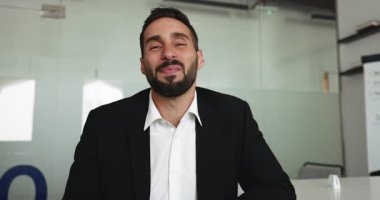 Video konferans uygulaması kullanan finansal danışman müvekkil. Latin işadamı hissedar veya iş ortağıyla sanal toplantıya başlıyor, bilgileri paylaşıyor, uzaktan yardım sağlıyor