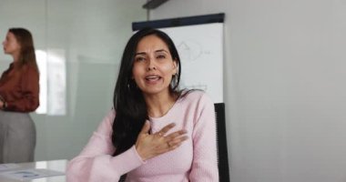 Çekici Hintli genç iş kadınının portresi modern yönetim kurulunda oturuyor, iş arkadaşlarıyla proje güncellemelerini tartışıyor, video çağrı uygulaması kullanarak müşteriyle sanal toplantı yapıyor.