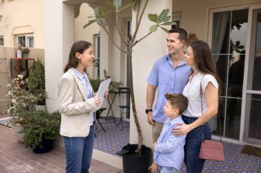 Profesyonel emlakçı, küçük oğlu olan mutlu aileyi karşılıyor, dışarıda duruyor, gayrimenkul alım şartları hakkında dostça sohbet ediyor ya da tartışma kiralıyor. Ev arama, kiracılık.
