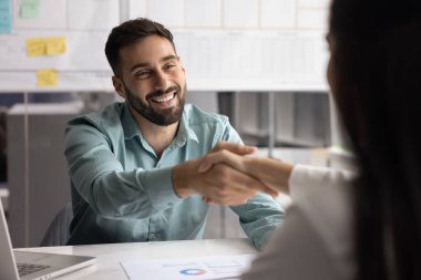 Mutlu İspanyol iş adamı iş ortağı, iş arkadaşı, danışman, gülümseme, anlaşma sağlama, anlaşma sağlama. İş adayı ve işveren görüşme sonrasında el sıkışıyor