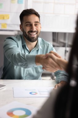 Mutlu Latin proje lideri erkek, kadın iş arkadaşı, ortak, yatırımcı ile el sıkışıyor satış pazarlama raporu, finansal strateji, yatırım, gülümseme, gülme üzerine pazarlık yapıyor.