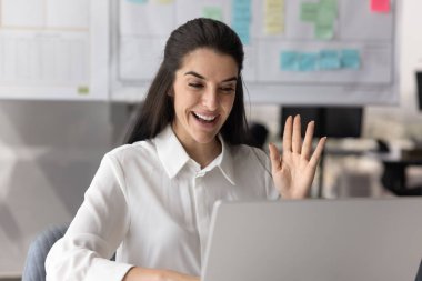 Online konferansta konuşan başarılı Latin iş kadını. Webinar 'a, eğitime, iş yerinden uzaktan görüşmeye, ekranda selamlaşmaya merhaba diyor.