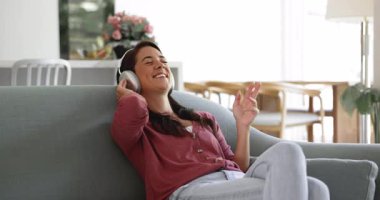 Happy, İspanyol asıllı genç bir kadına ilham verdi. Kanepede gözleri kapalı, kulaklıklardan en sevdiği müziği dinliyor, şarkı söylüyor, ritimde el sallıyor, gülümsüyor, gülüyor.