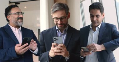 Takım elbiseli üç çok uluslu işadamı akıllı telefonlarıyla ofiste duruyor, mobil uygulama kullanıyor, e-postaları okuyor, ayrık görüş kolajı yapıyor. Görev yönetimi, dijital etkileşim, iş iletişimi