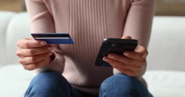 Çeşitli erkek ve kadınların banka kartı ve modern akıllı telefon kullanarak internet üzerinden online ürün ve elektronik hizmetler satın aldığına dair kolaj görüntüsü. Mobil pazar uygulaması kullanımı, e-ticaret