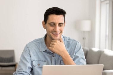 Adam ana ofisten bilgisayarla oturuyor, e-postaları okuyor, mesajlara cevap veriyor, internetten araştırma yapıyor, bilgi topluyor, görevler planlıyor, eğitimsel içeriklerle yeteneklerini geliştiriyor.